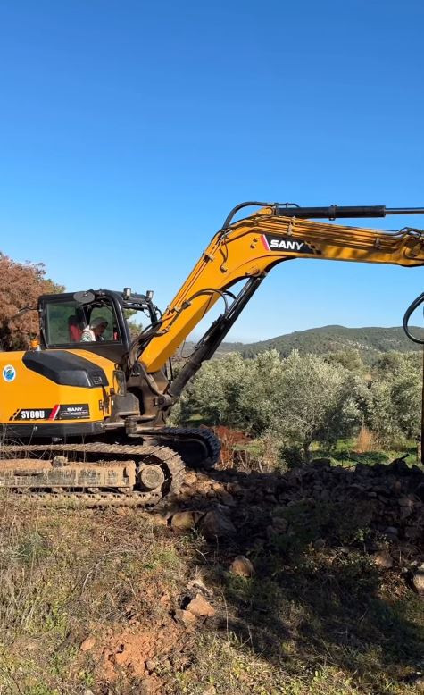 Şehir hayatından kaçıp köye yerleşti! Nurgül Yeşilçay traktör sürdü zeytin topladı - Resim : 2