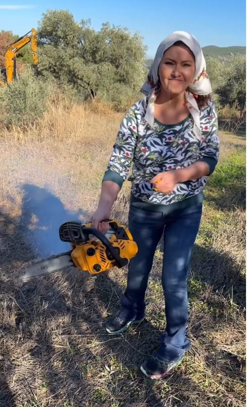 Şehir hayatından kaçıp köye yerleşti! Nurgül Yeşilçay traktör sürdü zeytin topladı - Resim : 1