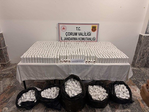 Nakliye aracında dev operasyon! Ev eşyası gibi taşıdılar: On binlerce hap ele geçirildi! - Resim : 2