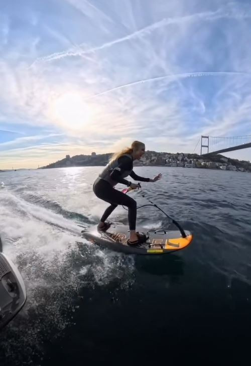 Ünlü model Çağla Şıkel’den İstanbul Boğazı’nda adrenalin dolu anlar: Hayallerine kavuştu - Resim : 3