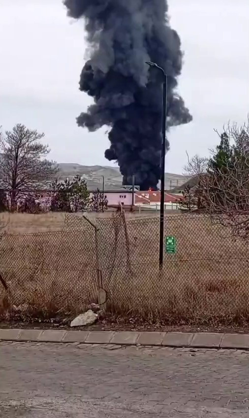 Kırıkkale’de fabrika yangını: Dumanlar gökyüzünü kapladı - Resim : 2