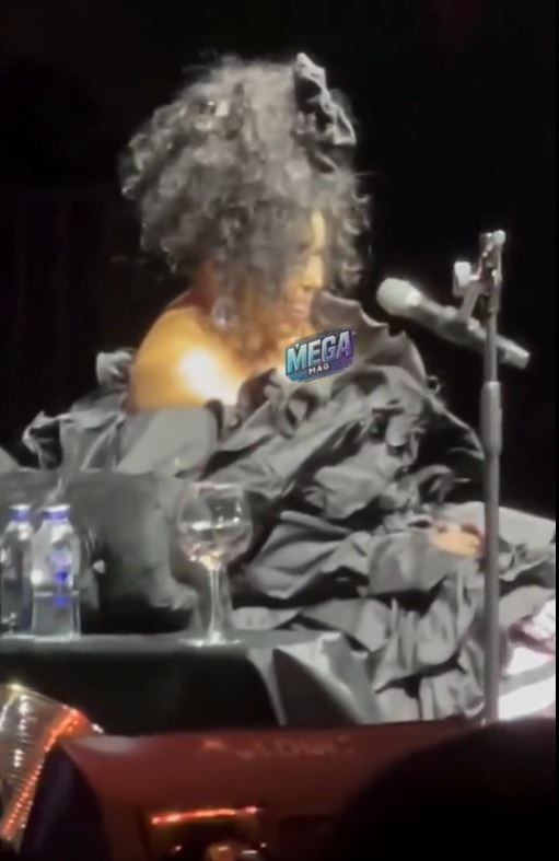 Bülent Ersoy sahnede ağzını fena bozdu! Dikkat +18 içerir - Resim : 4