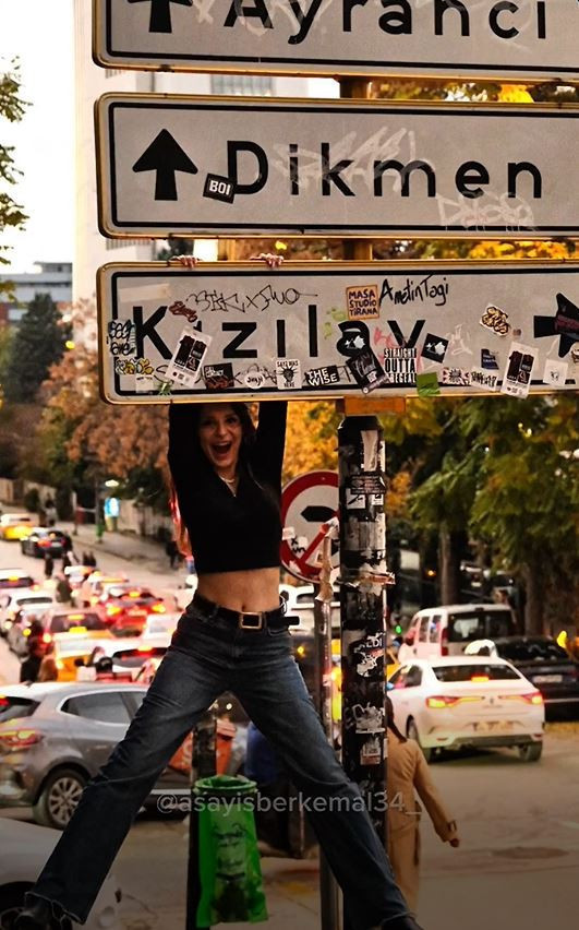 Kızılay Tabelası akımını başlatan Nisa Saraçoğlu konuştu: Rezil ettiler akımı! - Resim : 1