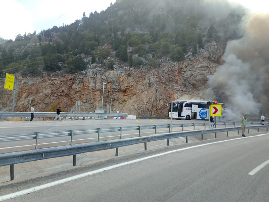 Yolcu otobüsü alev alev yandı - Resim : 1