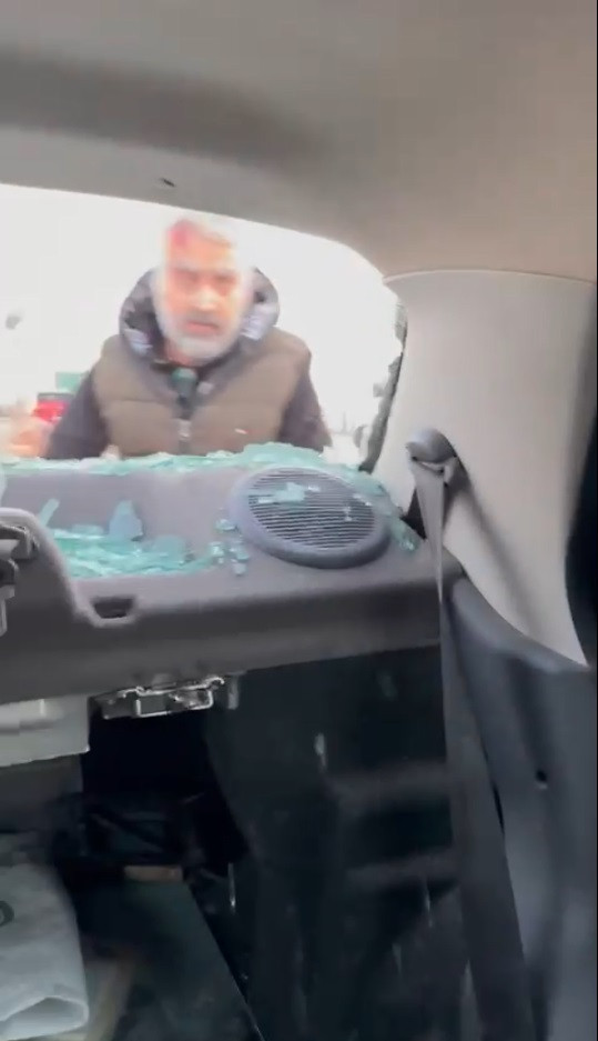 Yol verme kavgası karakolda bitti! Ellerine ne geçirdilerse vurdular - Resim : 2