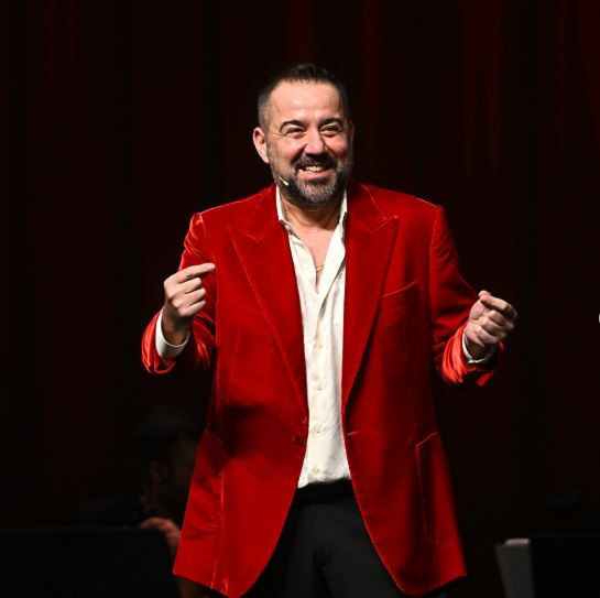 Ata Demirer’den sürpriz yılbaşı eğlencesi Ünlü komedyeni ön sıralardan izlemenin bedeli 75 bin TL - Resim : 2