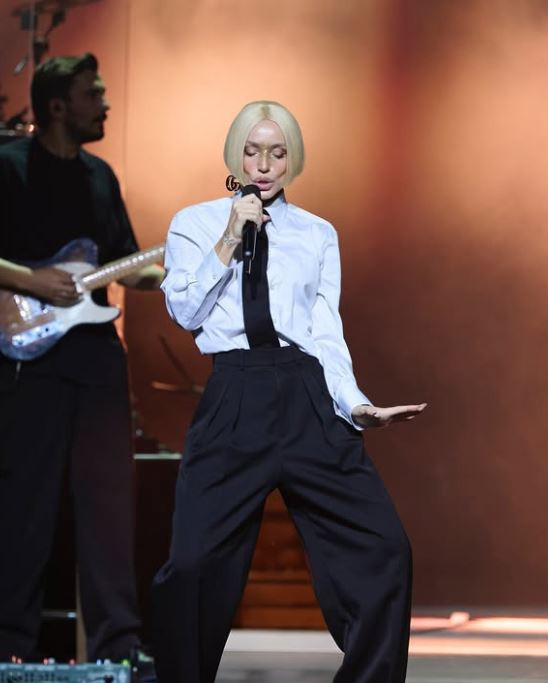 Popun Kraliçesi Gülşen 'Minik Serçe' oldu! Yeni saçları tesadüf mü? - Resim : 2