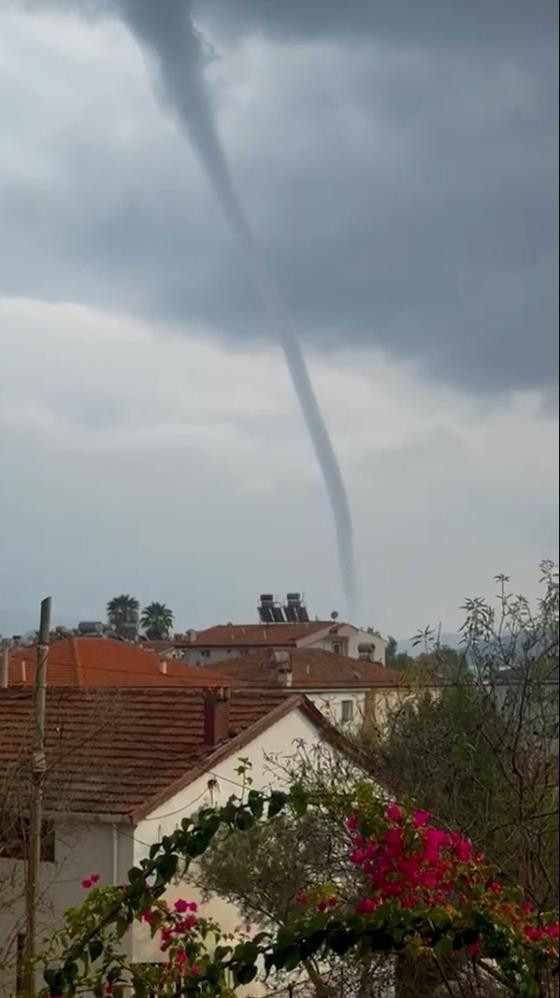 Türkiye'nin tatil cennetinde hortum paniği! Dev hortum kamerada - Resim : 2