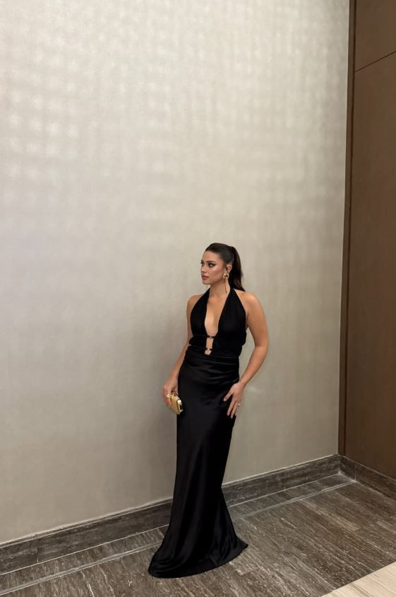 Survivor Ayşe Yüksel’in başörtülü ve dekolteli pozları tepki topladı! Ne dediler, ne yanıt verdi? - Resim: 9