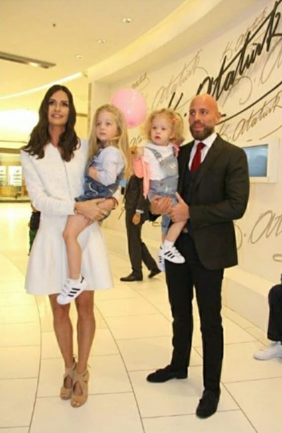 Yasemin Ergene’den ayrılan İzzet Özilhan eğlencede yakalandı: Bekar hayatına hızlı giriş yaptı - Resim: 37