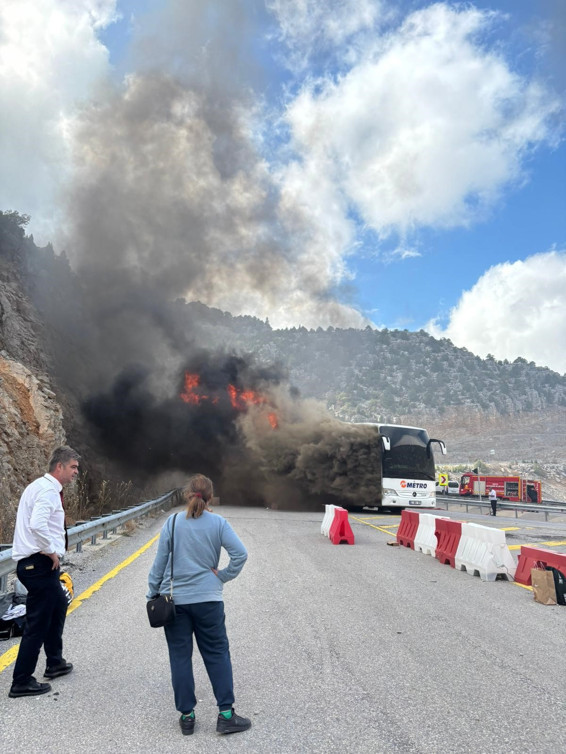 Yolcu otobüsü alev alev yandı - Resim : 2