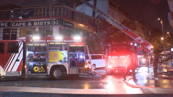 Üç katlı kafede yangın, ekipler müdahale etti - Resim : 3