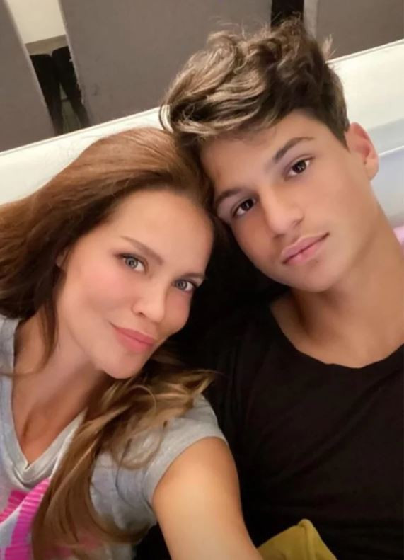 Ebru Şallı’dan gelin adayıyla yemekte: 20’lik yakışıklı Beren Tan’ın sevgilisi Laçin Terlemez ile ilk pozu! - Resim : 2