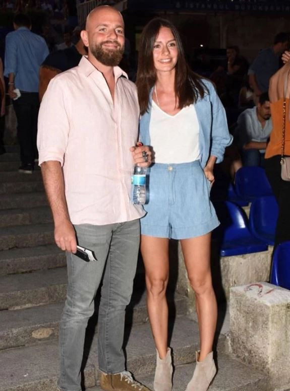 Yasemin Ergene’den ayrılan İzzet Özilhan eğlencede yakalandı: Bekar hayatına hızlı giriş yaptı - Resim: 23