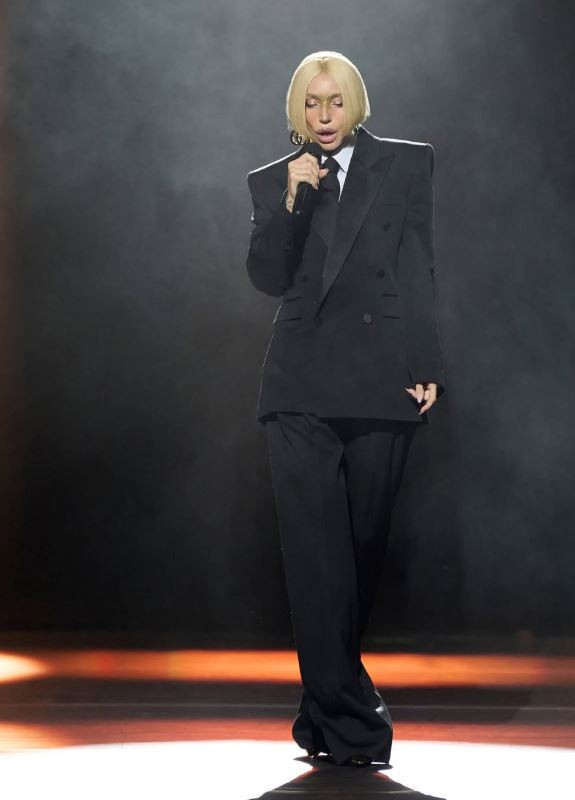 Popun Kraliçesi Gülşen 'Minik Serçe' oldu! Yeni saçları tesadüf mü? - Resim : 1