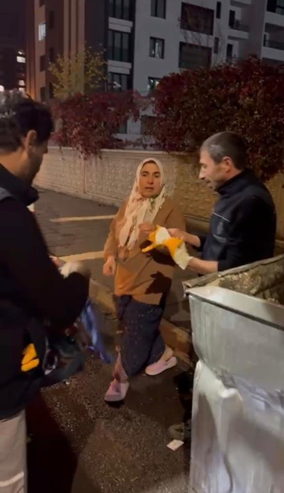 İçi para dolu çantayı çöpe attı! - Resim : 1