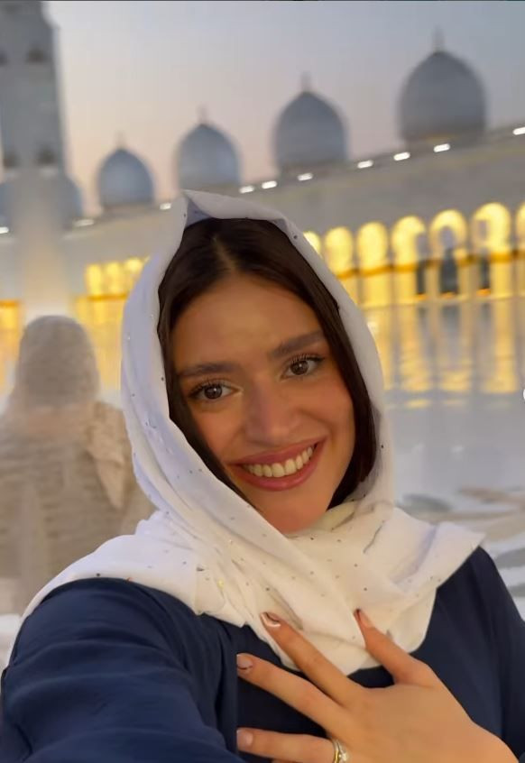 Survivor Ayşe Yüksel’in başörtülü ve dekolteli pozları tepki topladı! Ne dediler, ne yanıt verdi? - Resim: 5