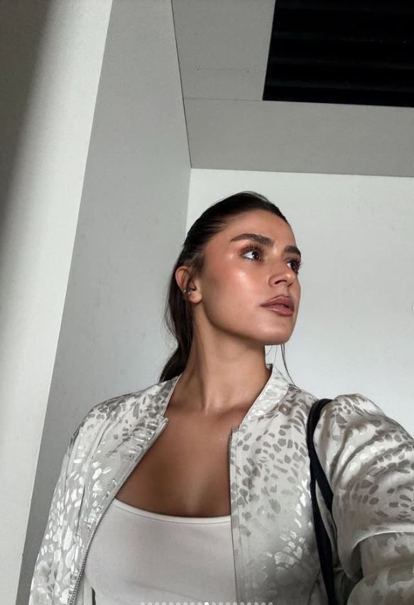 Survivor Ayşe Yüksel’in başörtülü ve dekolteli pozları tepki topladı! Ne dediler, ne yanıt verdi? - Resim: 11