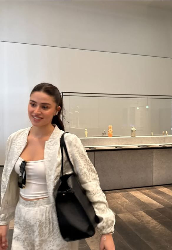 Survivor Ayşe Yüksel’in başörtülü ve dekolteli pozları tepki topladı! Ne dediler, ne yanıt verdi? - Resim: 10