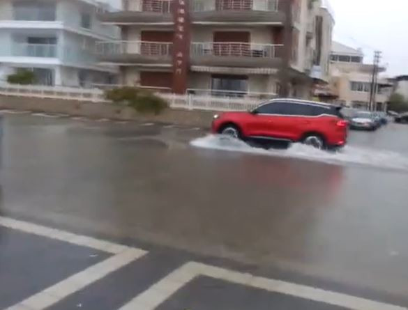 Balıkesir'de sağanak yağış! Yollar göle döndü, evleri su bastı - Resim : 1