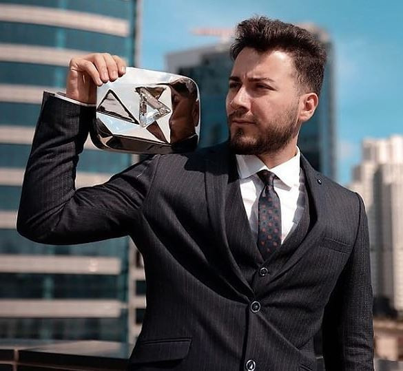 YouTube devi Enes Batur kepenk indirdi! Büyük sır, 3 ihtimal - Resim : 3