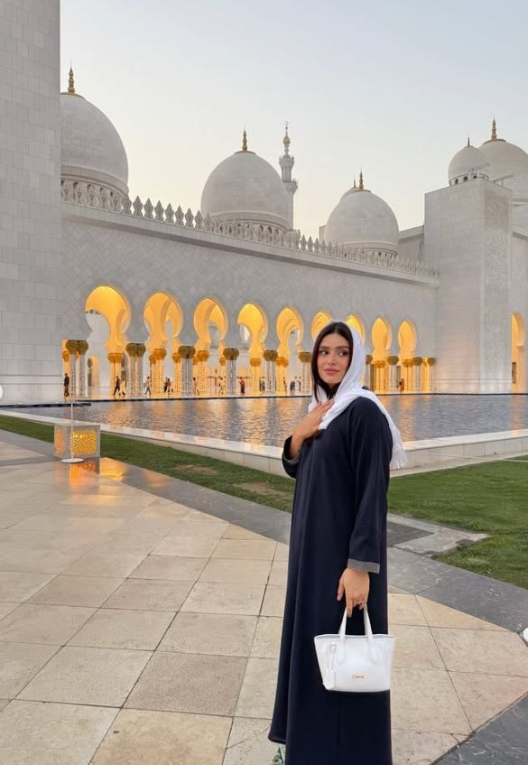 Survivor Ayşe Yüksel’in başörtülü ve dekolteli pozları tepki topladı! Ne dediler, ne yanıt verdi? - Resim: 4