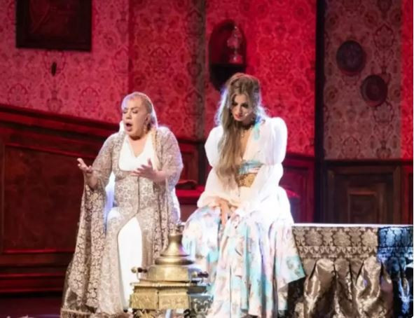 Çağla Şıkel ile Mine Koşan arasında sular durulmuyor: Çağla tostunu yesin - Resim : 2