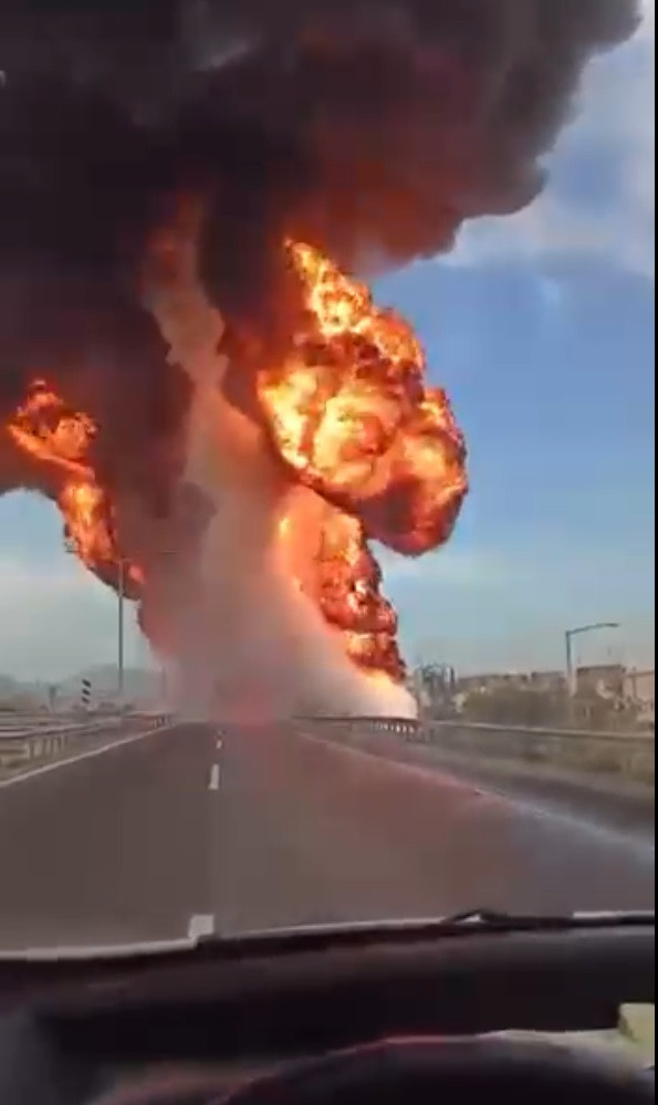 Mersin'de akaryakıt yüklü tanker alev alev yandı - Resim : 2