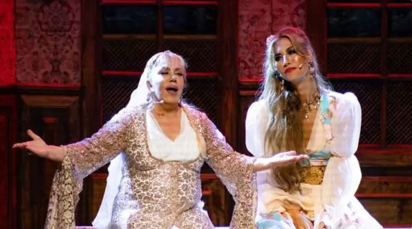 Çağla Şıkel ile Mine Koşan arasında sular durulmuyor: Çağla tostunu yesin - Resim : 1