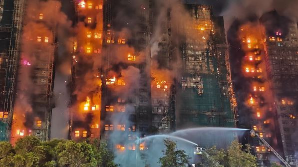 1900 daireli site yanıyor: Onlarca kişi öldü yüzlerce kişi kayıp, Hong Kong'da facia - Resim : 1