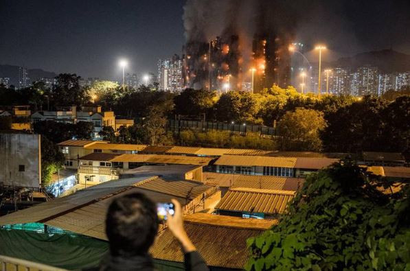 1900 daireli site yanıyor: Onlarca kişi öldü yüzlerce kişi kayıp, Hong Kong'da facia - Resim : 3
