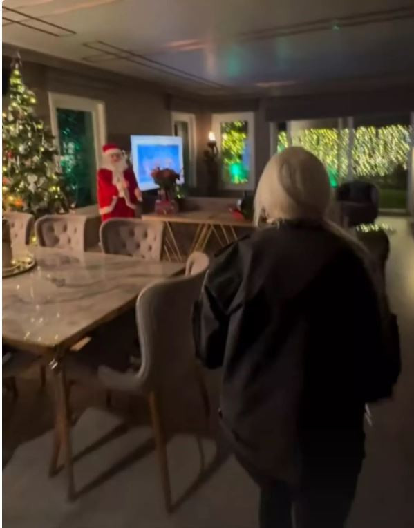 Ece Seçkin yılbaşı hazırlığında! Görenler aynı şeyi söyledi 'Ev değil saray yavrusu’ - Resim : 1