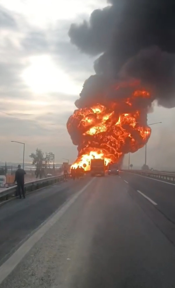 Mersin'de akaryakıt yüklü tanker alev alev yandı - Resim : 1