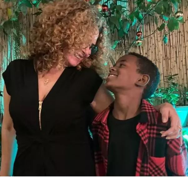 Ünlü oyuncunun Afrika'dan evlatlık edindiği oğlu büyüdü Anne oğlun pozlarına beğeni yağdı - Resim : 3