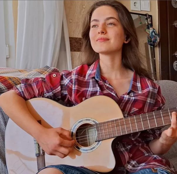 Taşacak Bu Deniz'in Eleni'si kendisine ait şarkısını paylaştı! Sesiyle büyüledi - Resim : 1