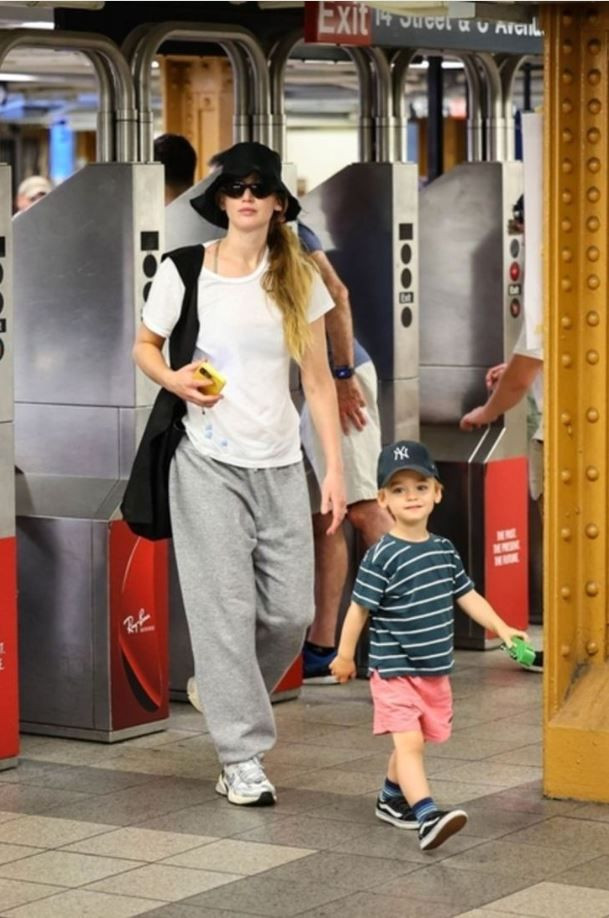 Oscar’lı yıldız Jennifer Lawrence ameliyat masasına yatıyor: İşte tarih! - Resim: 29