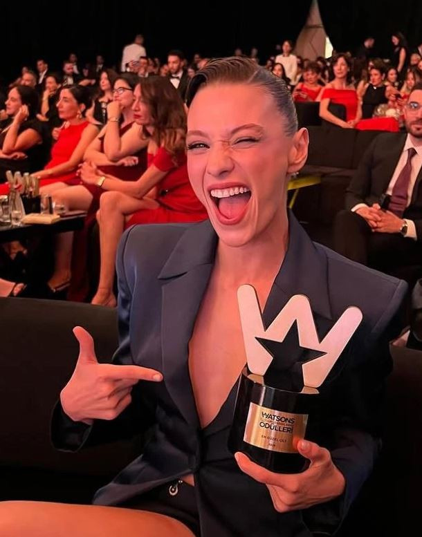 Serenay Sarıkaya'nın kopyası Sümeyye Aydoğan, sevgilisi Atakan Hoşgören ile yakalandı! Gala sürprizi - Resim : 14