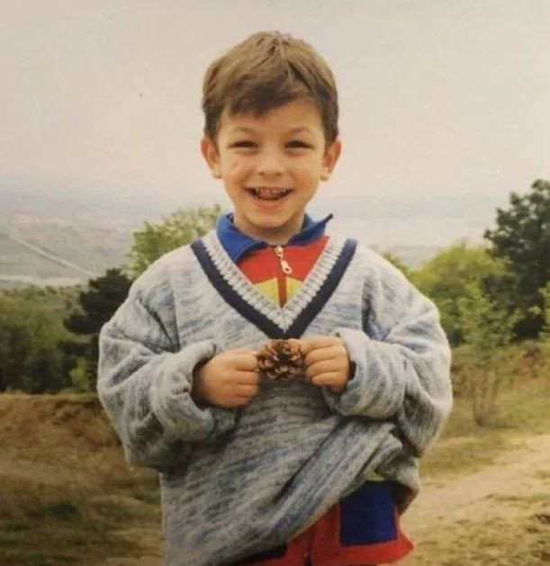 Bu maviş gözlü sarışın minik çocuk kim? Görenler tanımadı: Türkiye’nin en iyi erkek oyuncularından biri - Resim: 4