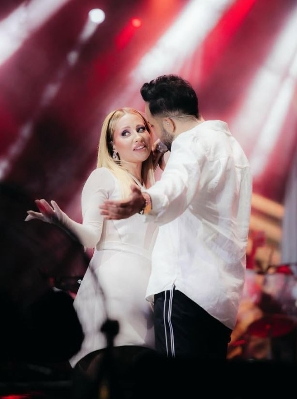 Komşu terörü kamerada: Ünlü şarkıcı Derya Uluğ ve müzisyen nişanlısı Asil Gök kabusu yaşamıştı! - Resim : 24