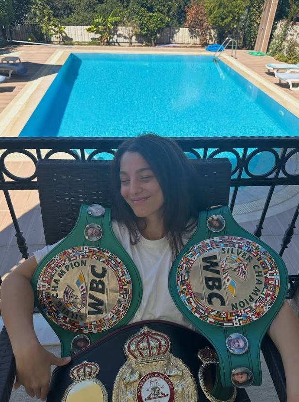 Türkiye’in ‘Nakavt kraliçesi’ Milli boksör Seren Ay Çetin Survivor’da: Acun Ilıcalı onuncu bombayı da patlattı - Resim : 12