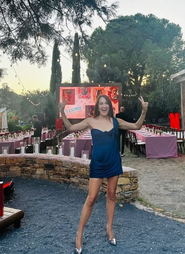 Çocukluk fotoğrafındaki o minik kız şaşırttı! Şu an tüm Türkiye'nin tanıdığı bir isim - Resim: 4