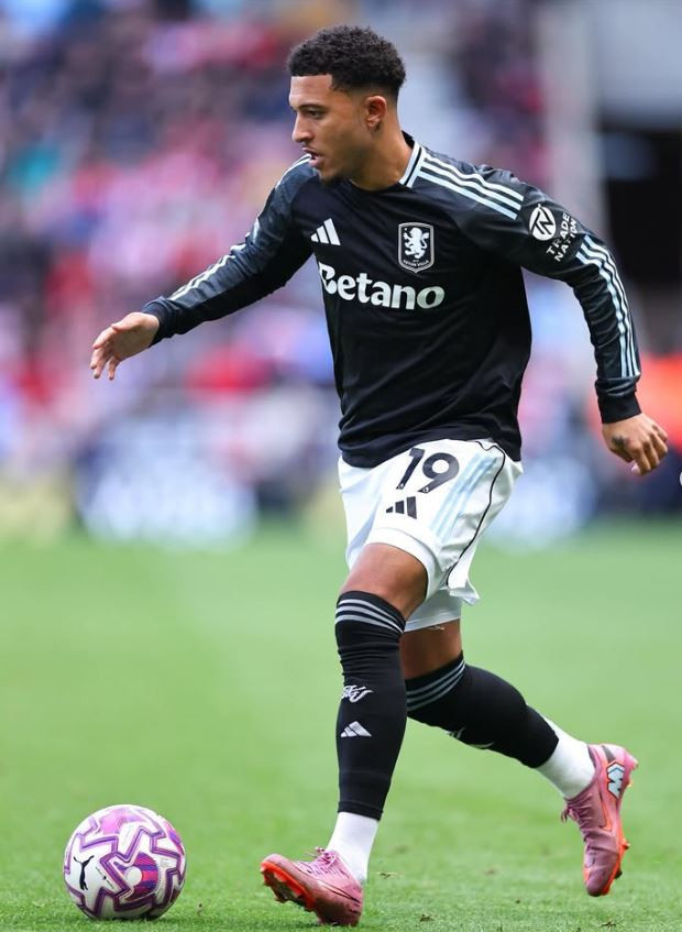 Dünya yıldızı futbolcu Jadon Sancho ve rapçi sevgilisi Saweetie’ ile Sirkeci paparazzilere yakalandı: Köşe bucak saklandılar! - Resim : 6