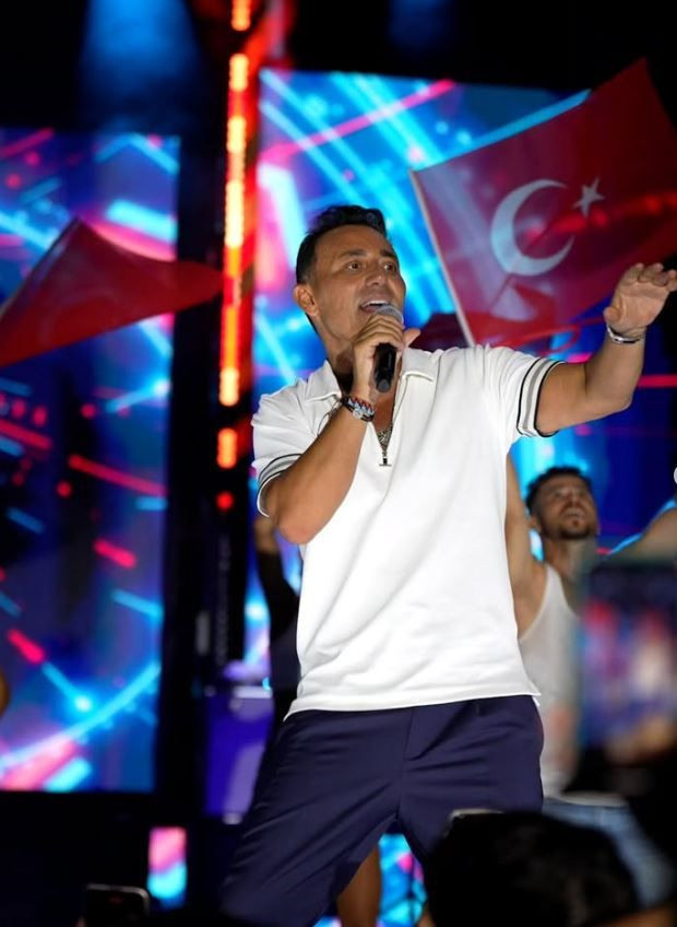 Türk Pop Müziği’nin yıldızı Mustafa Sandal'a İngiltere'den eşi benzeri görülmemiş onur: Ömür boyu vize! - Resim: 3