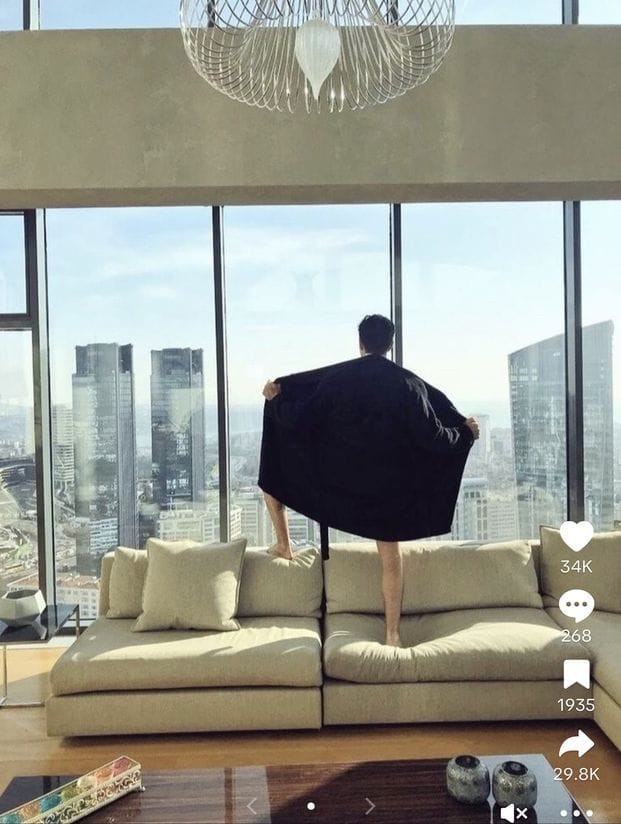 Çağlar Ertruğrul'dan 'bornozlu fotoğraf' açıklaması - Resim : 1