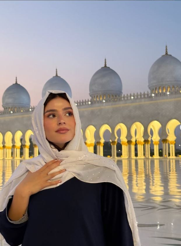 Survivor Ayşe Yüksel’in başörtülü ve dekolteli pozları tepki topladı! Ne dediler, ne yanıt verdi? - Resim: 3