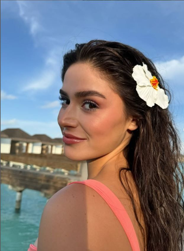 Survivor Ayşe Yüksel’in başörtülü ve dekolteli pozları tepki topladı! Ne dediler, ne yanıt verdi? - Resim: 15