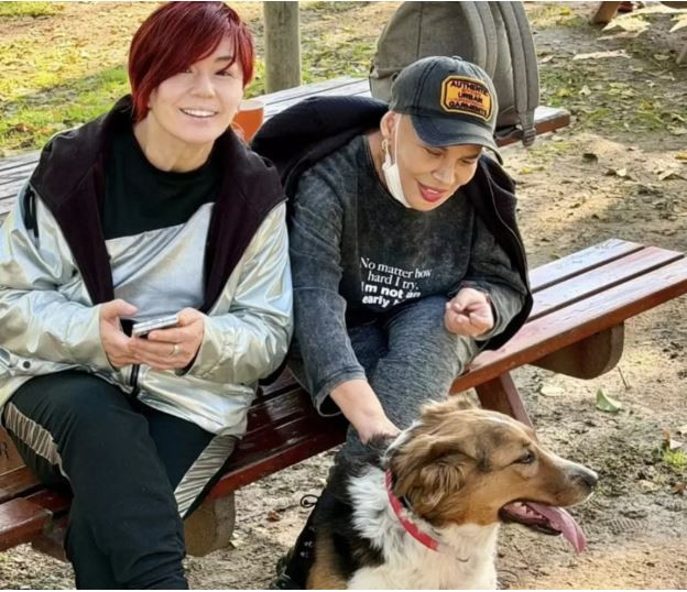 Sırrı Süreyya'nın ölümü sonrası saçlarını sıfıra vurmuştu! Sezen Aksu'nun son halini yakın arkadaşı paylaştı - Resim : 3