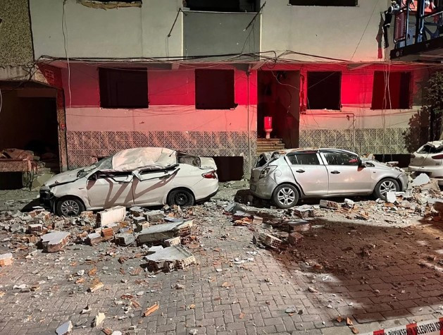 İstanbul'da kentsel dönüşüm felaketi! Beton parçaları onlarca aracı ezdi, mahalle savaş alanına döndü - Resim : 2