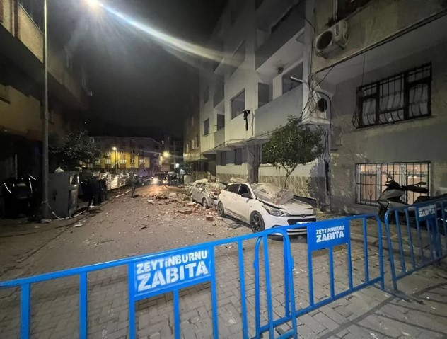 İstanbul'da kentsel dönüşüm felaketi! Beton parçaları onlarca aracı ezdi, mahalle savaş alanına döndü - Resim : 1