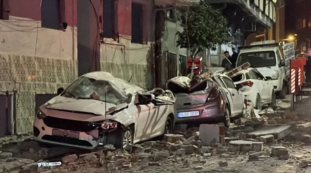 İstanbul'da kentsel dönüşüm felaketi! Beton parçaları onlarca aracı ezdi, mahalle savaş alanına döndü - Resim : 3